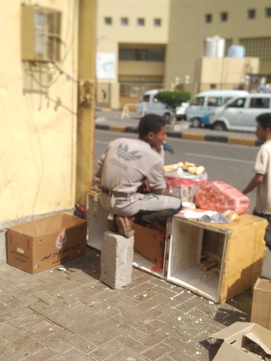 salb46355863's tweet photo. هاذا الشخص يبيع بمستشفى عدن والله العظيم ان البطاط الي معه له ٣ايام  حصل لصا��بي تسمم من وراه  وانسان بلطجي وحق مشاكل كل شوي يسوي مشكله مع واحد  فين الناس منه https://t.co/IWMSWDFtQA
