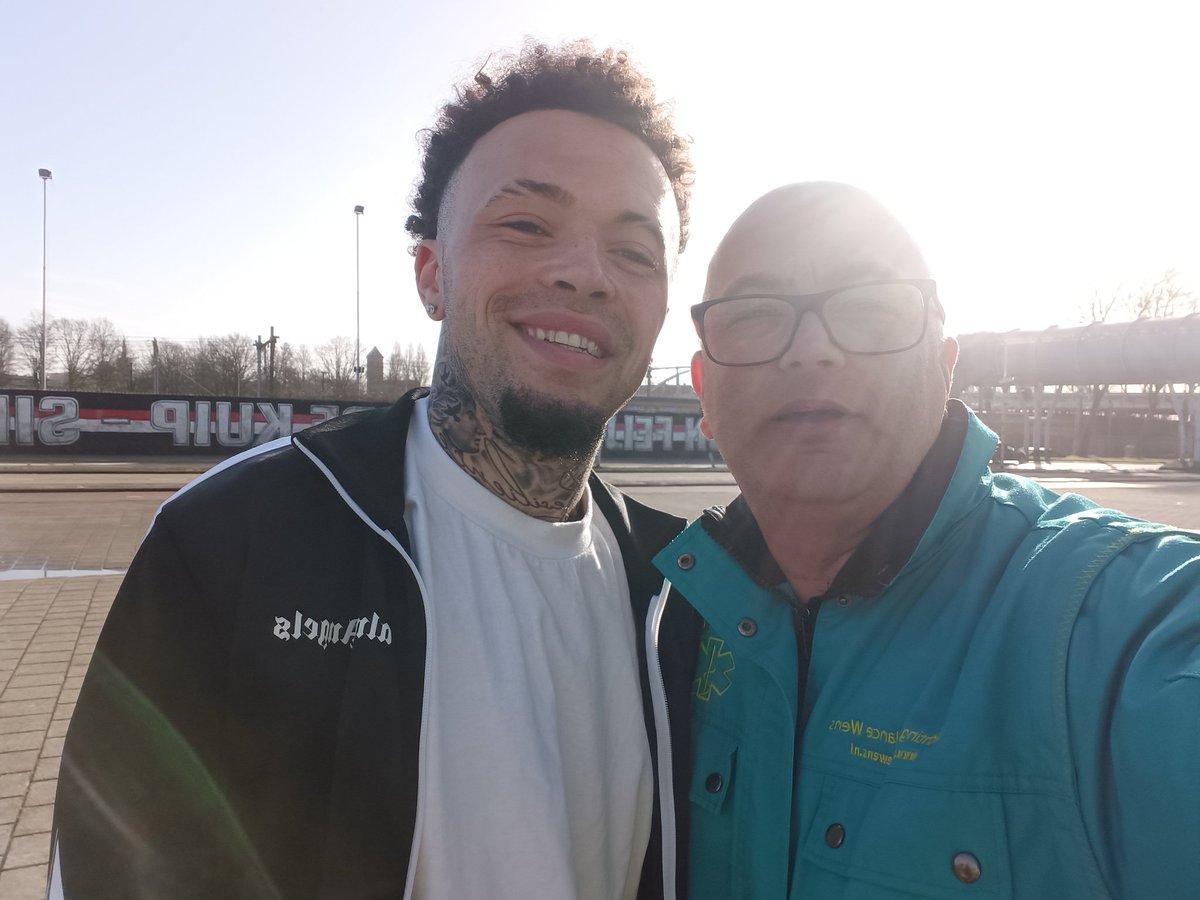 jvangeffen's tweet photo. Terwijl wij voor de kuip over de stoep reden werd ons de paa afgesneden door een dure auto .
Quilindschy Hartman had ons zien rijden en maakte graag tijd voor onze patiënt .
Hij hoefde het niet maar deed het wel.
Een voetballer met een groot hart voor zijn fans ❤️ https://t.co/PIyJgD76kC