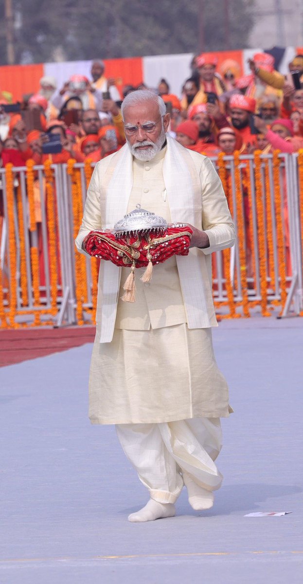 uandkrish's tweet photo. @PMOIndia 
ఈ తరం వాళ్లు ఒక గొప్ప సంఘటన జరిగిన రోజుగా ఈరోజు ఎప్పటికీ గుర్తుండిపోయే రోజుగా చెప్పుకోవచ్చు ఇదంతా మోడీ గారి వల్ల జరిగిందని అనుకోవచ్చు రాజకీయంగా బిజెపికి ఉపయోగం ఉన్న లేకపోయినా ప్రజలకు మాత్రం హిందువులుగా పుట్టినటువంటి ప్రతి వ్యక్తి కూడా ఈరోజు గర్వించదగ్గ రోజు
@APCMO2345 https://t.co/jLbKOCox6H