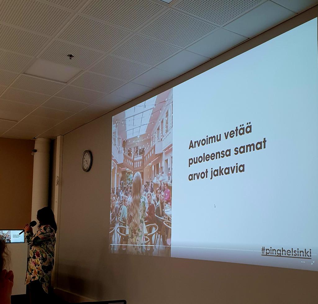 #cmadfi 2024 tapahtumassa ensimmäinen esitys ja hienosti nousee arvojen tärkeys viestinnän suunnittelussa. #arvoimu #arvot <a href="/PingHelsinki/">PING Helsinki</a>