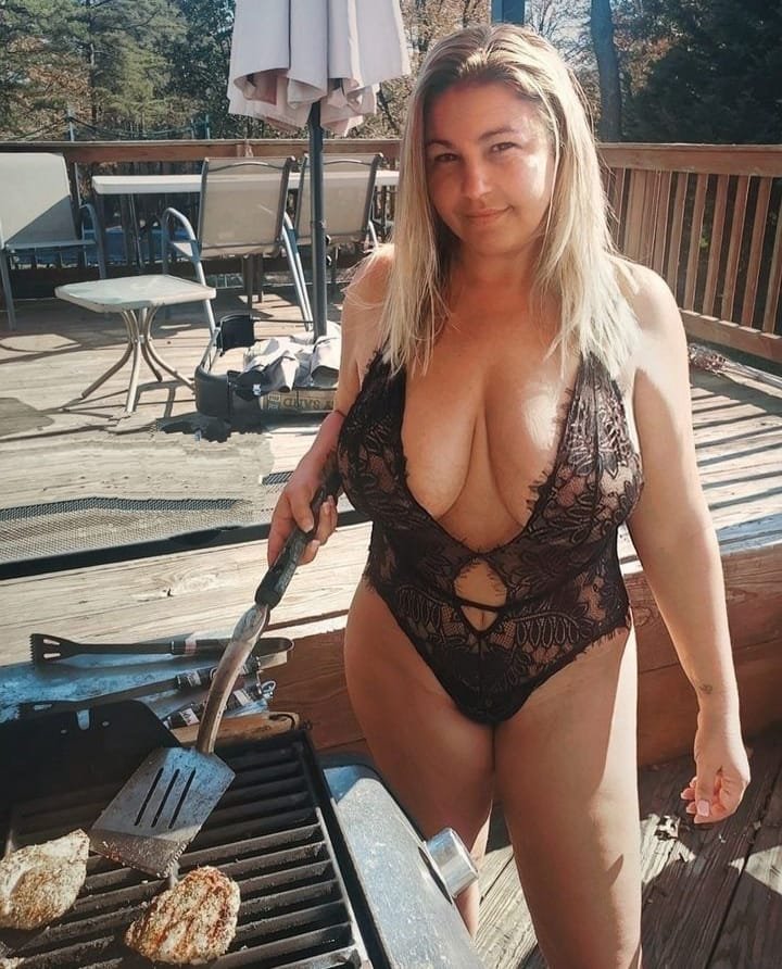 macie38872's tweet photo. I need to stop eating barbecue and go back to the gym 🤣 What do you say? https://t.co/zk4lRUkOcX