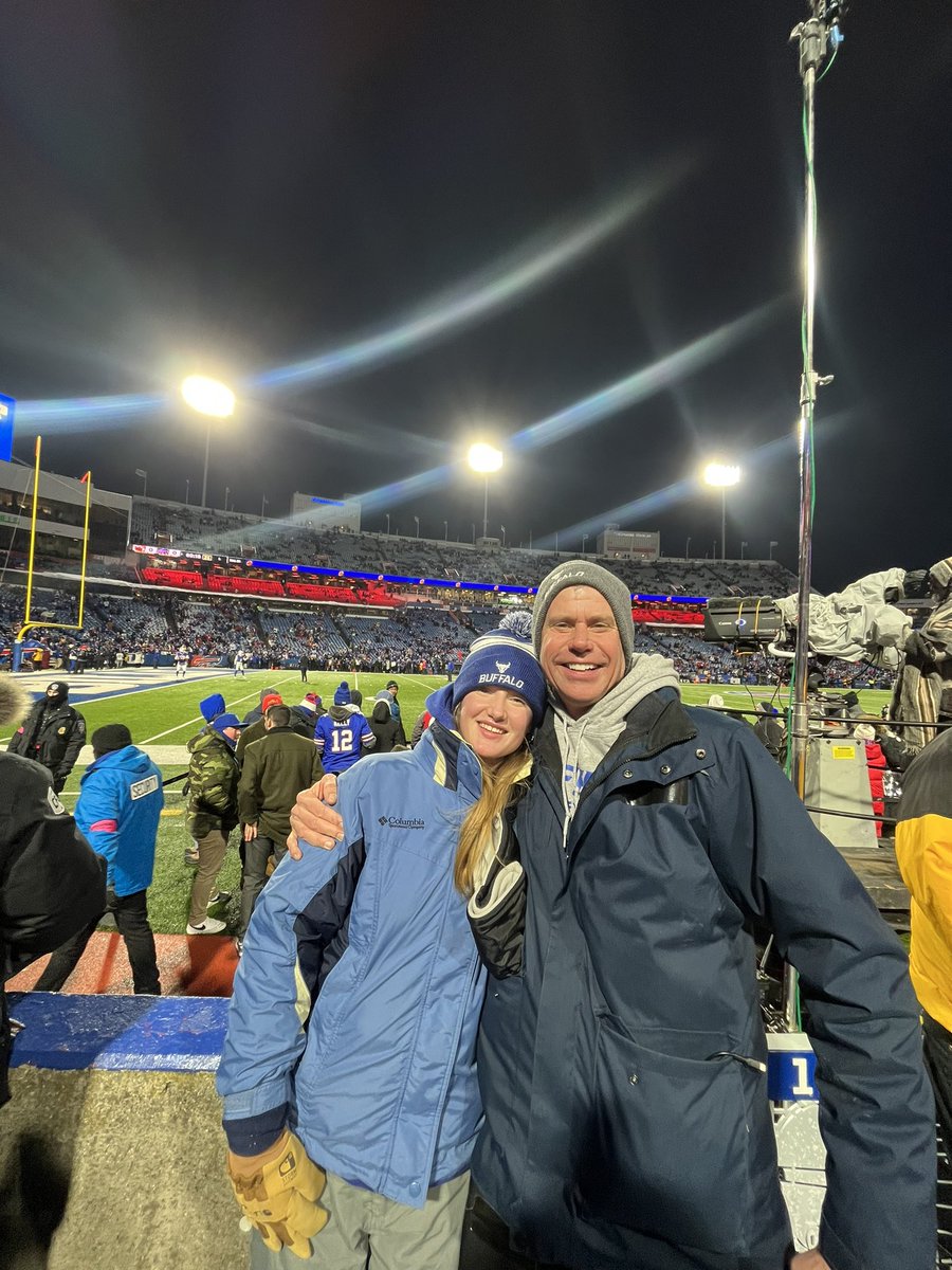 Another great weekend in Buffalo! Thank you <a href="/UBBullssoftball/">Buffalo Softball</a> for a great 2-day clinic. Grateful I was able to see the <a href="/BuffaloBills/">Buffalo Bills</a> game with my dad! <a href="/mikeruechel/">mike ruechel</a> <a href="/Steph_Roan6/">Steph Roan</a> @GoodcupaJoe <a href="/rdtelep/">Rob</a> <a href="/CTimpact18u_P/">CT Impact 18u premier</a>