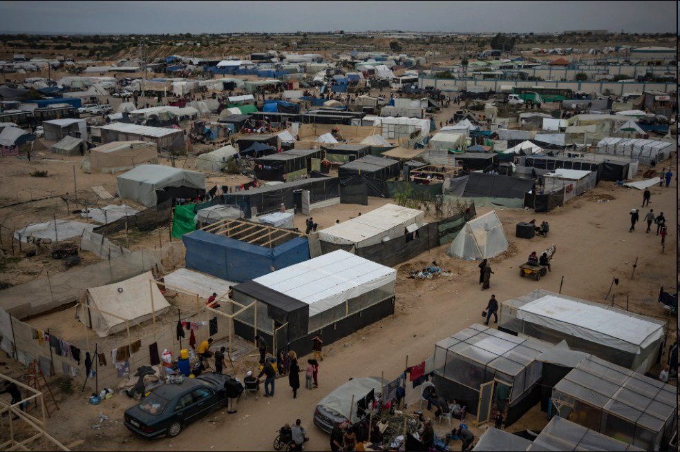 ApartheidReview's tweet photo. #AlMawasi has been designated as the "#SafeArea" by #Israel, &amp; #Israeli army has ordered all #Gaza residents to relocate there.

Thousands have gathered and set up tents accordingly.

Journalists report that #IsraeliForces with tanks and quadcopters are now surrounding the area. https://t.co/xOA9owN1oD