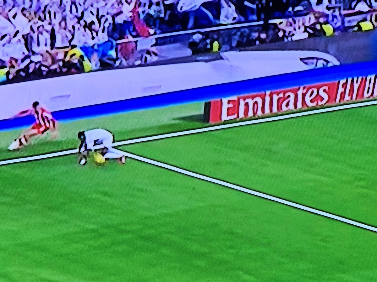 roroc0404's tweet photo. @NanoGrifo @vinijr @Danicabeza1 y la mano al recuperar el balón antes del gol https://t.co/8wN7zBDTlB