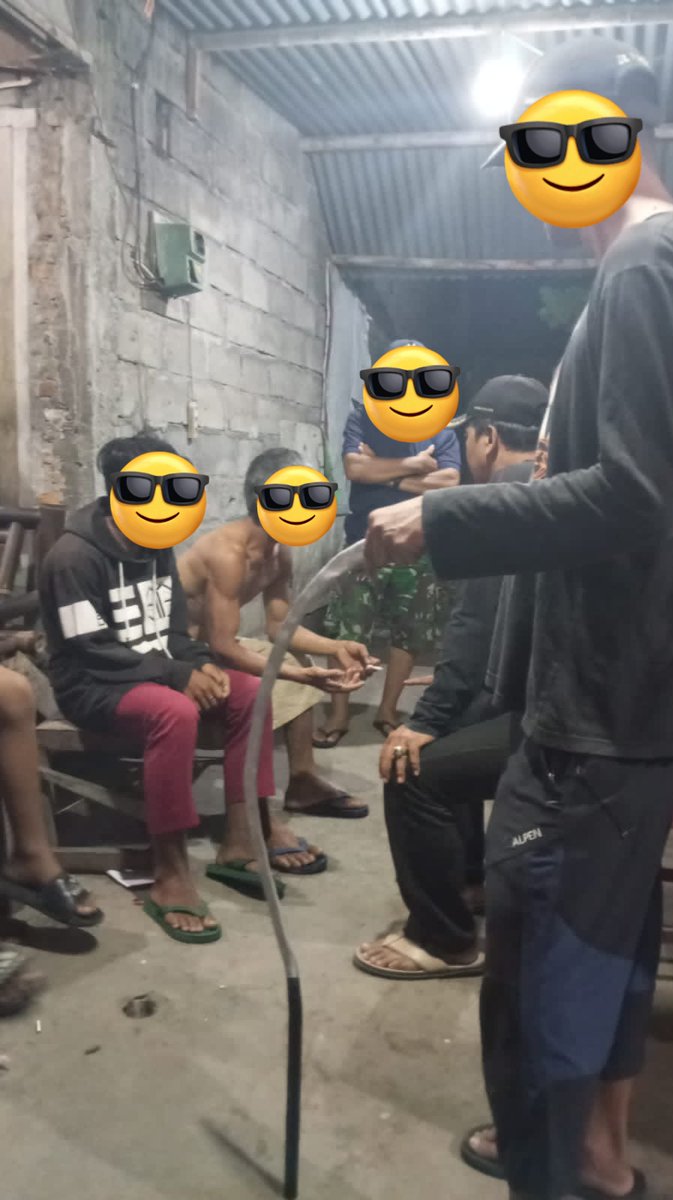 merapi_uncover's tweet photo. Senjata dibuat dari pipa plastik, dibentuk menyerupai sajam, dan berkeliling kota.. Sambil membuat konten
jika tidak dijaga hari ini mereka bawa senjata- sentaan, korban nya korban- korbanan.... Esok berubah menjadi pelaku betulan, korban betulan.. Miris
*"Demi konten"??? Ngeri.. Penyakit varian baru ini.. "Demi Konten"*

Lokasi: Ngestiharjo, warga Kadipiro | @kancil117