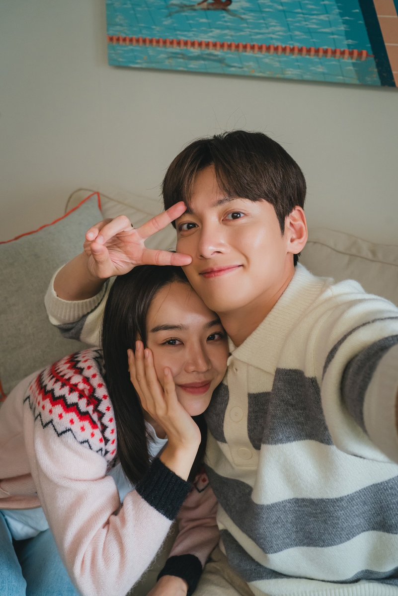 adoreshinhs's tweet photo. who needs a couple photoshoot when you have these 🫠🫠🫠 https://t.co/STUHlAmmCe