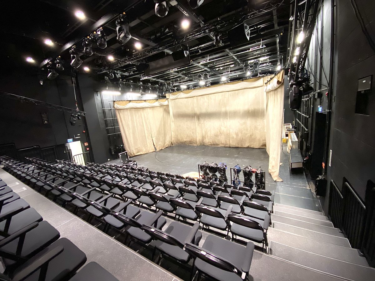 blnensemble's tweet photo. im Neuen Haus läuft der Aufbau für Brechts "Mann ist Mann", unsere neueste Zusammenarbeit mit der HfS Ernst Busch. #BEmann #BEbackstage https://t.co/gRBmNL2HFU