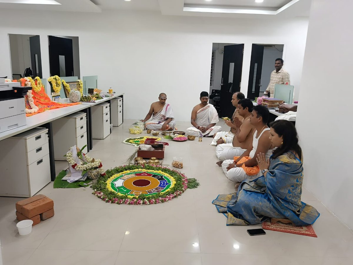 ikargos_com's tweet photo. While the world waited with bated breath for the “Pran Pratishtha” of Shri Ram in #Ayodhya, we at https://t.co/h0NVYjJfli were doubly thrilled since the occasion also marks the #inauguration of our new four times the previous office at #Chennai by our co-founders @prashant1982 https://t.co/HBBHLi3DxB