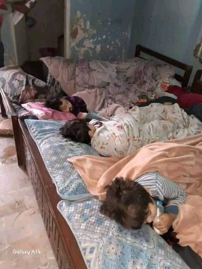 افسوس ھي اٿو رياست پاڪستان 😭
گهر ۾ ڪجھ نه هئڻ ۽ بکون ڪاٽڻ بيروزگاري مهانگائي کان تنگ ٿي ڪراچي شارع فيصل وائرليس گيٽ وٽ فليٽ جي رهواسي هڪ شخص پاڻ گهرواري ۽ ٽن ٻارڙن کي زهر ڏئي خودڪشي ڪري ڇڏي، فوت ٿيل ٻارڙن جي عمر 3، 5 ۽ 8 سال آهي