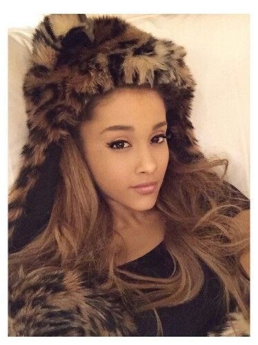 Centineooofam's tweet photo. To whomever remembers that era of Ariana Grande, those pics got me in a CHOKEHOLD . I was so jealous of her beanie😭 #honeymoonavenue #myeverything #arianagrande https://t.co/hjDaKgH9KR