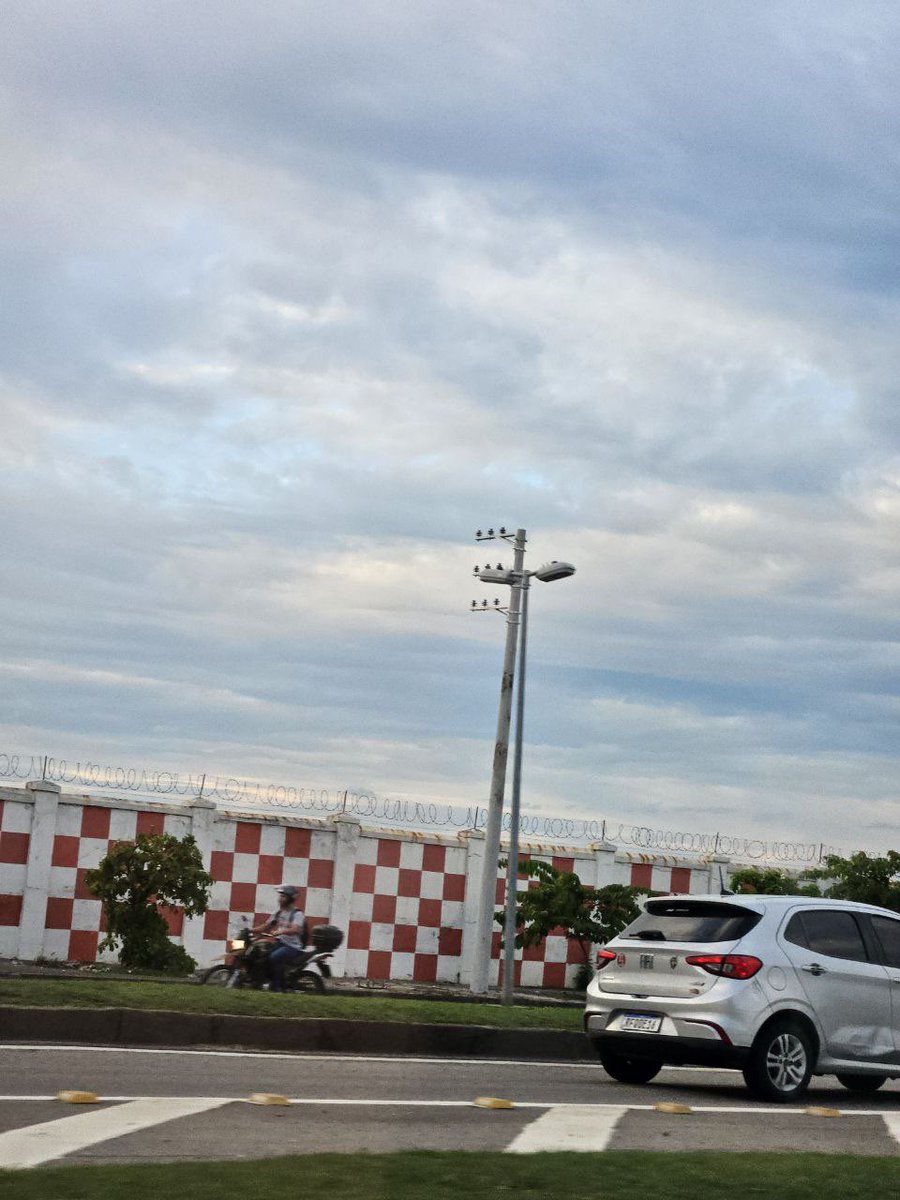 MolterGui's tweet photo. Essa é sensacional.

A Light, empresa de energia elétrica do Rio de Janeiro instalou um POSTE em uma das cabeceiras do Galeão. 

Com isso, as manobras de decolagem  na 15 e pouso na 33 estão suspensas.

Tem que dar uma surra no animal que achou OK fazer isso. 🤡 https://t.co/lcTIJ4GMvP