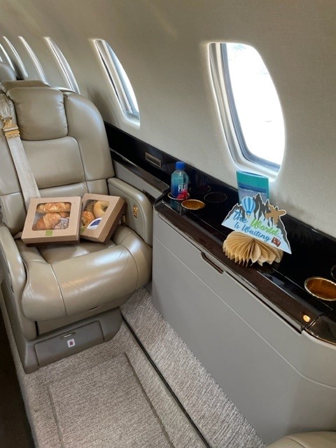 ACS_USA's tweet photo. Caitlin from #ACSORD jumped into action to arrange a charter from Chicago to St Maarten for a recently retired client. With sparkling wine, pastries and a hand-written card on board, the Citation X was the perfect option for this client's first charter - https://t.co/uyZKPR3U1G https://t.co/yRhKw99Ctk