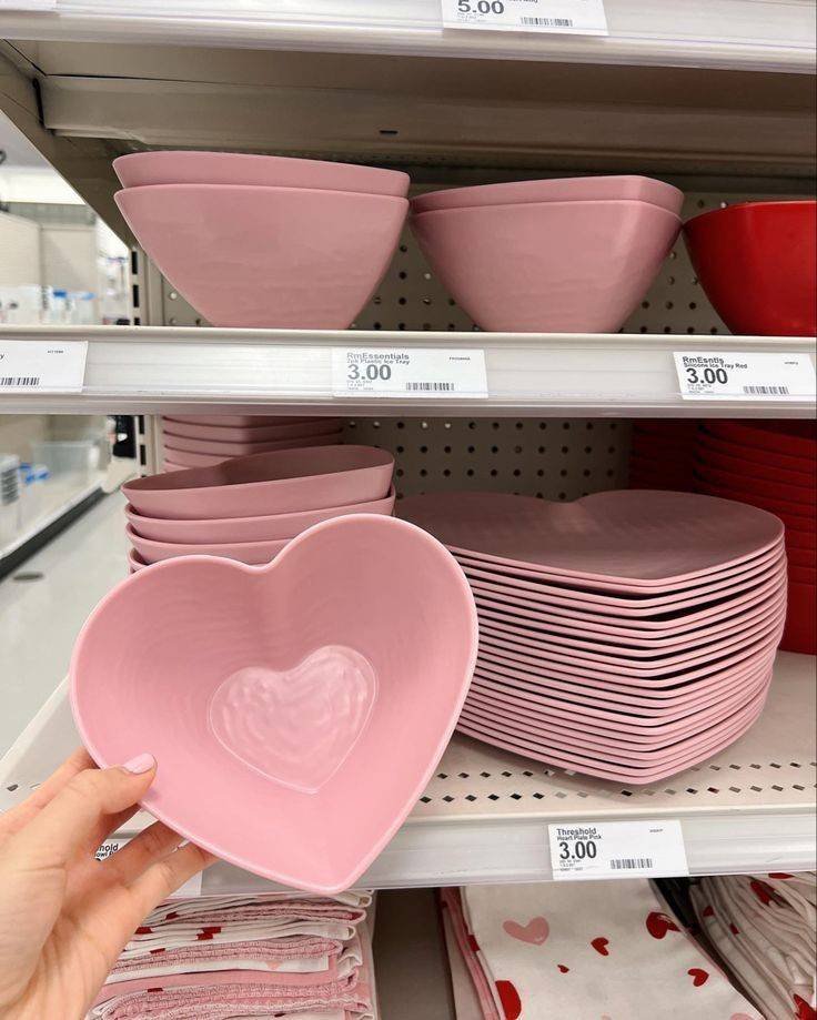 prettiestavenue's tweet photo. heartshaped things <3 https://t.co/6FpOLbgTaf