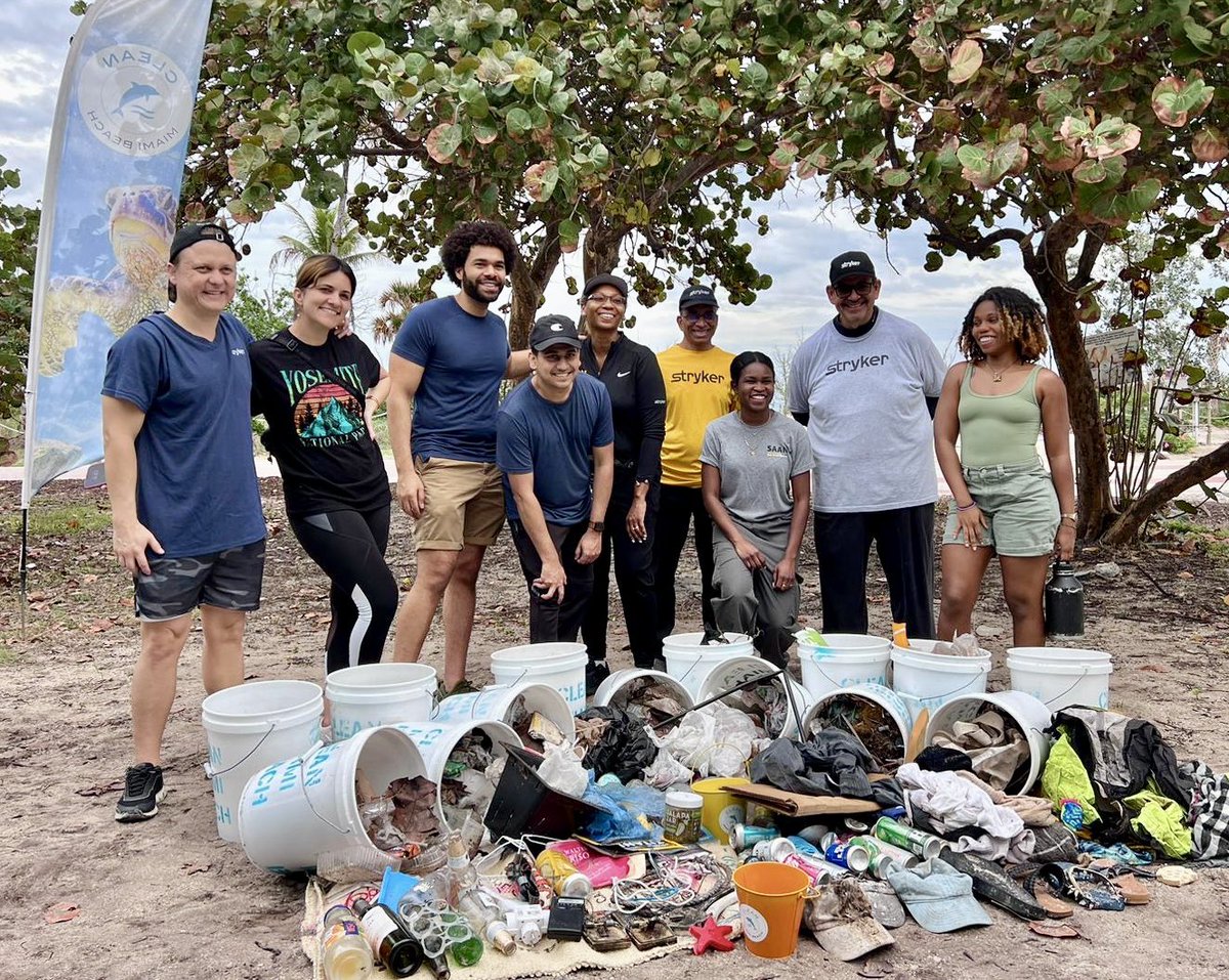 Had an amazing cleanup session with Stryker last Friday! 💪🐬 A fantastic team of 10 dedicated individuals worked tirelessly to clear 87 lbs of waste from Miami Beach. Kudos to everyone for their outstanding effort. 🫶 #TeamOcean