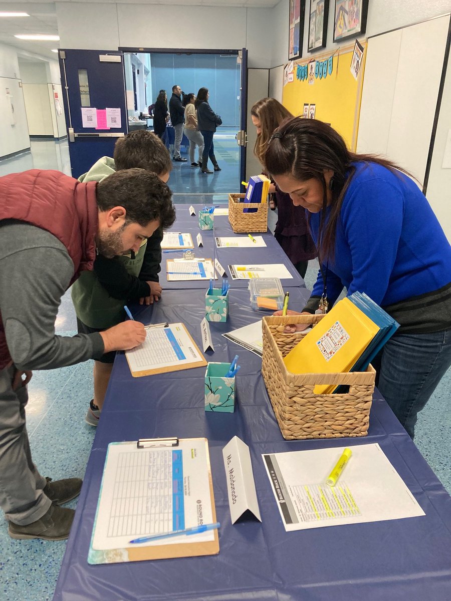 So nice to see many engaged families attending 5th-grade transitions Parent Night <a href="/UnionHillRRISD/">UnionHill Elementary</a> <a href="/ParentPrograms/">Round Rock ISD Parent Programs</a>
