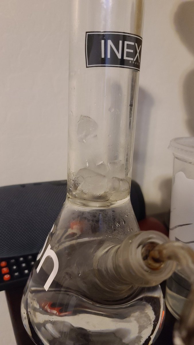 Manuel92133457's tweet photo. the ice in my bong https://t.co/nhF0ek8DhJ