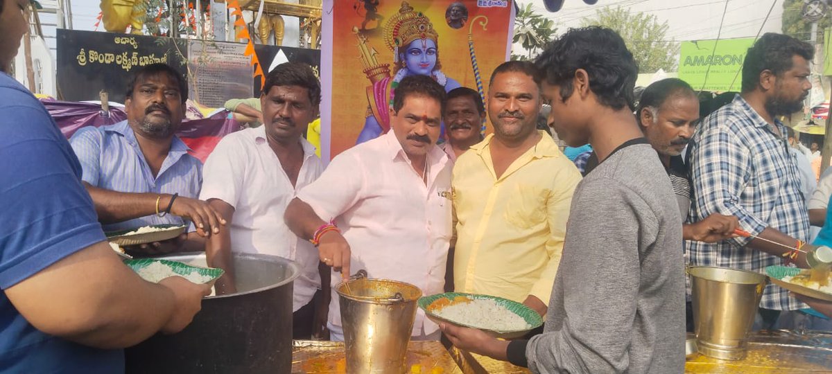 YelugamL's tweet photo. #వరంగల్_తూర్పు: అయోధ్య లో రామ మందిరం ప్రాణ ప్రతిష్ట సందర్భంగా గోపాలస్వామి గుడి జంక్షన్ లో శ్రీ ఆర్యవైశ్య వాసవిమాత పరపతి సంగం ఆధ్వర్యంలో నిర్వహించిన మహాఅన్నదానం కార్యక్రమాన్ని  ప్రారంభించడం జరిగింది.@KTRBRS https://t.co/M2vJhwfMzf