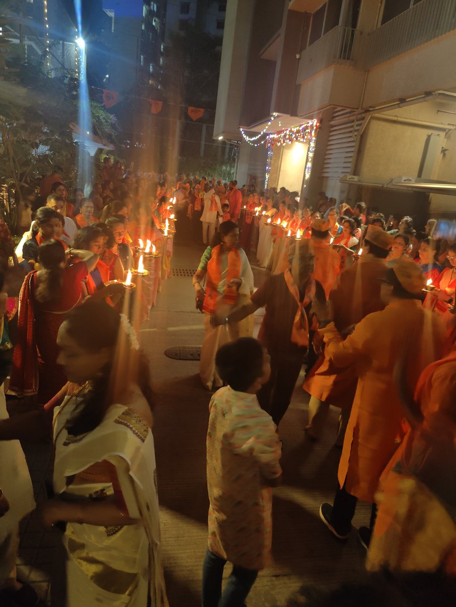 ManishRathiDSP's tweet image. Streets have come alive today. Feels like hundreds of Diwali together in my society. *जय श्री राम* 🚩
#RamMandirPranPrathistha