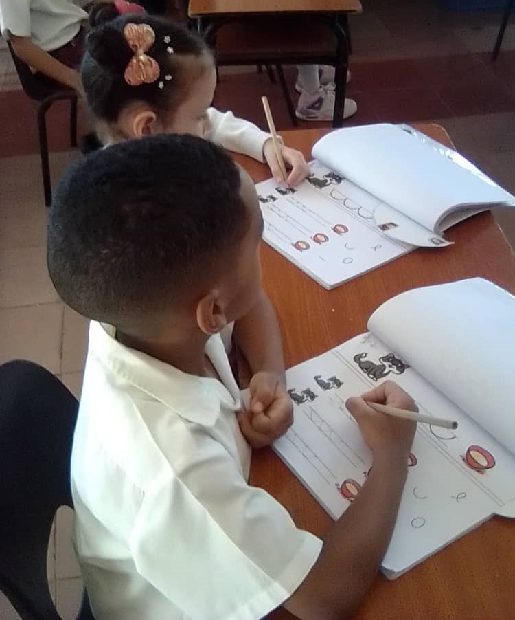 CISDorado's tweet photo. La educadora de preescolar impartiendo la actividad de preescritura para desarrollar en los niños la destreza motora fina que sirvan de premisas para la escritura.@RaulSoto24, @niurdisreyes, @dpestgo, @DiazCanelB https://t.co/Jle7IsM1xT