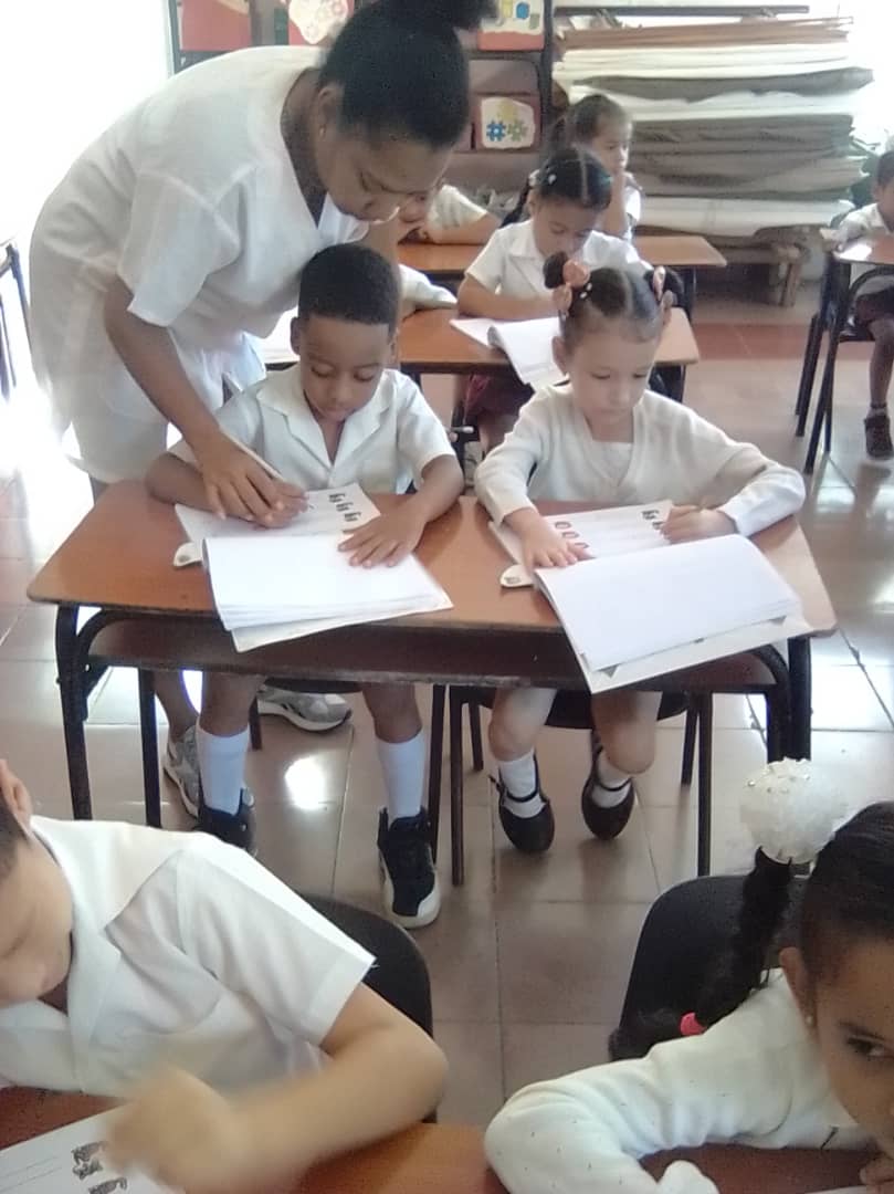 CISDorado's tweet photo. La educadora de preescolar impartiendo la actividad de preescritura para desarrollar en los niños la destreza motora fina que sirvan de premisas para la escritura.@RaulSoto24, @niurdisreyes, @dpestgo, @DiazCanelB https://t.co/Jle7IsM1xT