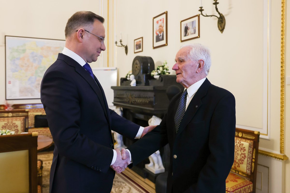 K_Pawlak_Mucha's tweet photo. – Dziadku, masz jakieś plany na poniedziałek, w Dzień Dziadka?
– Nie mam.
– Ktoś chciałaby zaprosić Cię na kawę.
– Mnie? 
– Tak.
– A skąd ten ktoś mnie zna?
– Z internetu ;) 
– I kto to jest?
– Prezydent RP https://t.co/Hvh1zb8B7x