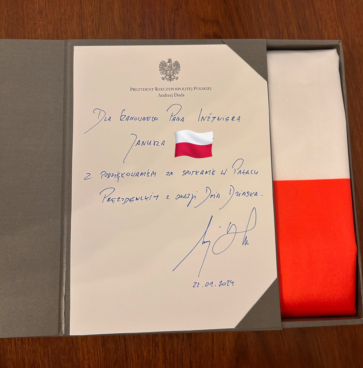 K_Pawlak_Mucha's tweet photo. – Dziadku, masz jakieś plany na poniedziałek, w Dzień Dziadka?
– Nie mam.
– Ktoś chciałaby zaprosić Cię na kawę.
– Mnie? 
– Tak.
– A skąd ten ktoś mnie zna?
– Z internetu ;) 
– I kto to jest?
– Prezydent RP https://t.co/Hvh1zb8B7x