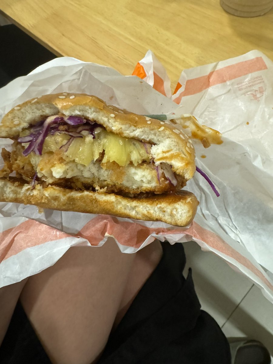 Pica ar Ananāsiem? Singapūrā mcdonalds mcchicken ar ananāsu un kāpostiem