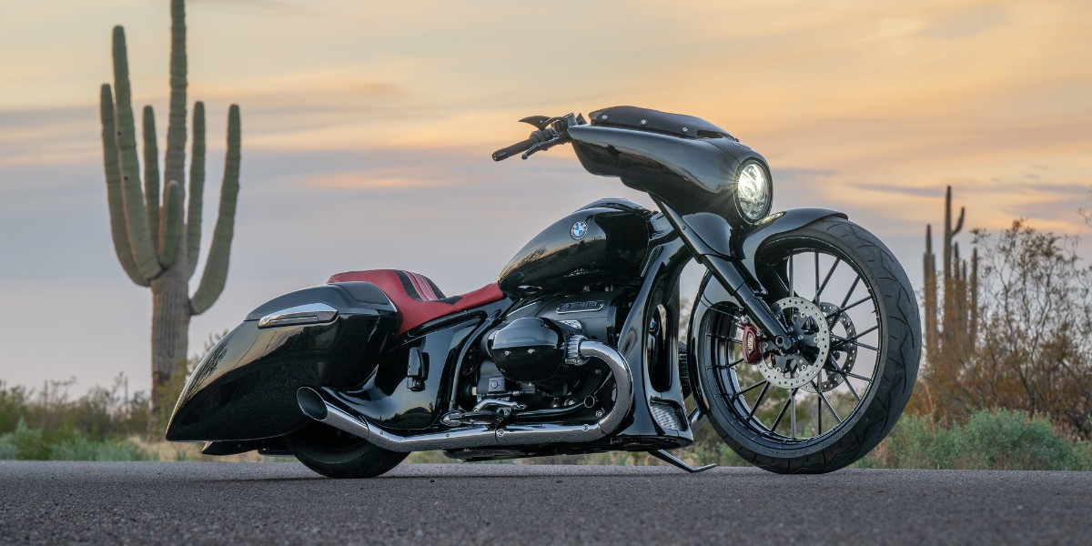 BMWMotorrad's tweet photo. Paul Yaffe's new #BMWR18 One Eight "C" revealed in Verona beautifully embodies classic hot rod vibes with its elongated profile, low stance, and powerful character. 👏 

⚒️: pybaggernation (IG)

#MakeLifeARide #Soulfuel #CustomBMWR18 #CustomBike #NotForSale #BMWMotorrad https://t.co/1c2V9B6qFA