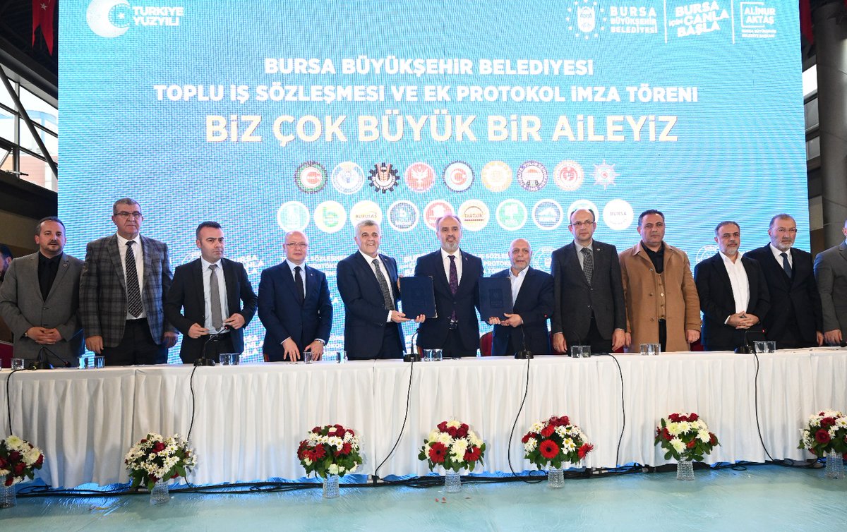davutgurkan's tweet photo. AK Partili Belediyelerimiz farkını göstermeye devam ediyor ve devam edecek!

Bugün Büyükşehir Belediyemizin emektarları, değerli çalışan kardeşlerimizin maaşlarının iyileştirmesi ve toplu sözleşme törenindeydik. 

En düşük zam oranı yüzde 70 ve yüzde 88 ile rekor zamma imza atan Büyükşehir Belediye Başkanımız Alinur Aktaş ve emeği geçenlere teşekkür ediyorum.

Hayırlı bereketli olsun.