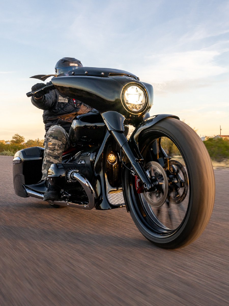 BMWMotorrad's tweet photo. Paul Yaffe's new #BMWR18 One Eight "C" revealed in Verona beautifully embodies classic hot rod vibes with its elongated profile, low stance, and powerful character. 👏 

⚒️: pybaggernation (IG)

#MakeLifeARide #Soulfuel #CustomBMWR18 #CustomBike #NotForSale #BMWMotorrad https://t.co/1c2V9B6qFA