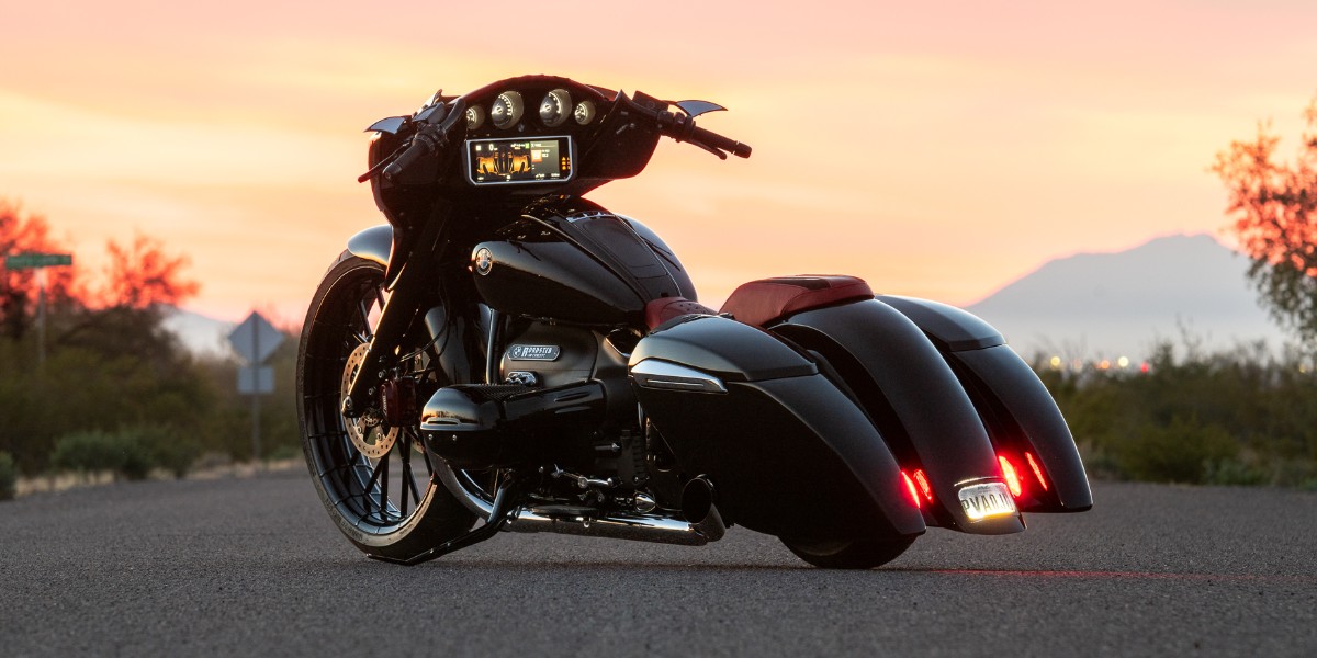BMWMotorrad's tweet photo. Paul Yaffe's new #BMWR18 One Eight "C" revealed in Verona beautifully embodies classic hot rod vibes with its elongated profile, low stance, and powerful character. 👏 

⚒️: pybaggernation (IG)

#MakeLifeARide #Soulfuel #CustomBMWR18 #CustomBike #NotForSale #BMWMotorrad https://t.co/1c2V9B6qFA