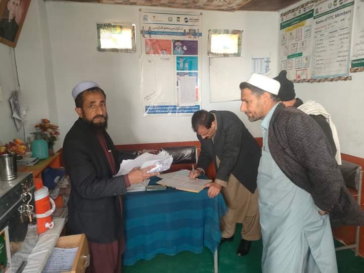 DCLowerKohistan's tweet photo. ڈپٹی کمشنر کوہستان لوئر بشیر احمد صاحب نے آج گورنمنٹ پرائمری سکول ڈاگ پٹن اور گورنمنٹ گلز پرائمری سکول ڈاگ پٹن کا دورہ کیا۔ تمام سٹاف کی حاضری چیک کی گئی اور متعلقہ سٹاف کو ضروری ہدایات جاری کی۔ 
بعد ازاں بچوں میں ونٹر کٹس تقسیم کئیے۔ https://t.co/KGkp3iY6WA