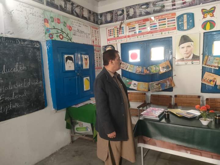 DCLowerKohistan's tweet photo. ڈپٹی کمشنر کوہستان لوئر بشیر احمد صاحب نے آج گورنمنٹ پرائمری سکول ڈاگ پٹن اور گورنمنٹ گلز پرائمری سکول ڈاگ پٹن کا دورہ کیا۔ تمام سٹاف کی حاضری چیک کی گئی اور متعلقہ سٹاف کو ضروری ہدایات جاری کی۔ 
بعد ازاں بچوں میں ونٹر کٹس تقسیم کئیے۔ https://t.co/KGkp3iY6WA