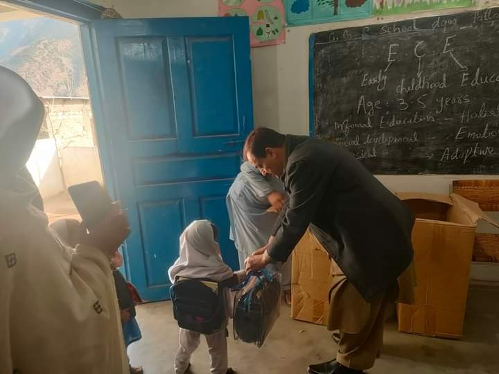 DCLowerKohistan's tweet photo. ڈپٹی کمشنر کوہستان لوئر بشیر احمد صاحب نے آج گورنمنٹ پرائمری سکول ڈاگ پٹن اور گورنمنٹ گلز پرائمری سکول ڈاگ پٹن کا دورہ کیا۔ تمام سٹاف کی حاضری چیک کی گئی اور متعلقہ سٹاف کو ضروری ہدایات جاری کی۔ 
بعد ازاں بچوں میں ونٹر کٹس تقسیم کئیے۔ https://t.co/KGkp3iY6WA