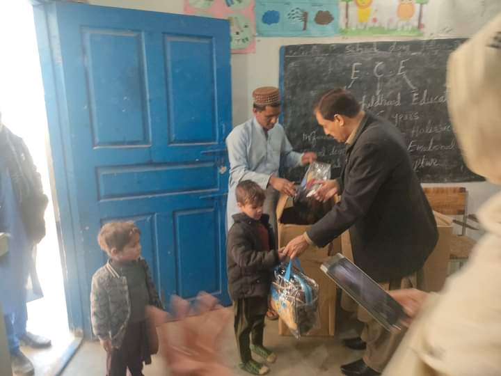 DCLowerKohistan's tweet photo. ڈپٹی کمشنر کوہستان لوئر بشیر احمد صاحب نے آج گورنمنٹ پرائمری سکول ڈاگ پٹن اور گورنمنٹ گلز پرائمری سکول ڈاگ پٹن کا دورہ کیا۔ تمام سٹاف کی حاضری چیک کی گئی اور متعلقہ سٹاف کو ضروری ہدایات جاری کی۔ 
بعد ازاں بچوں میں ونٹر کٹس تقسیم کئیے۔ https://t.co/KGkp3iY6WA