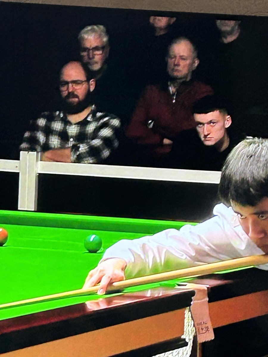 Been sent this. I look right mardy but I'm not, honestly 🤣 hard to believe t'old <a href="/markjesterselby/">Mark Selby MBE</a> is in good old Barnsley hahah madness.

<a href="/nr147/">Neil Robertson OAM</a> tonight too. What a week this is going to be 🔥
