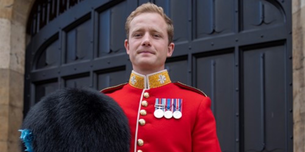 Captain Sam Jeffries always wanted to make a difference but didn't know how. After graduating, he got a job in renewable energy but always felt something was missing. That's when he decided to join the @irish_guards 💂 🍀 Read more ⬇️ army.mod.uk/news-and-event…