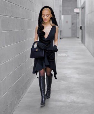 homesicklex's tweet photo. ariana came to serve 🖤 #ArianaGrande #YESANDOUTNOW https://t.co/nVr7WjRizQ