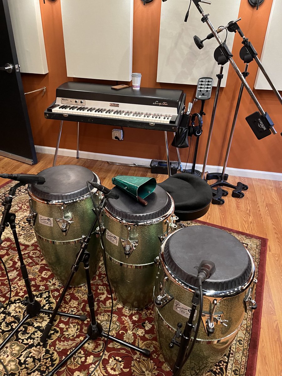 johnnyrivero2's tweet photo. Gracias a Dios de esta manera comenzó la semana en los estudios! SALSA es lo que hay 💃🏼 #lpcongas #campana #GolpeDuro #MejorQueNunca 🪘🪘🪘 https://t.co/x4SEr5Mgra