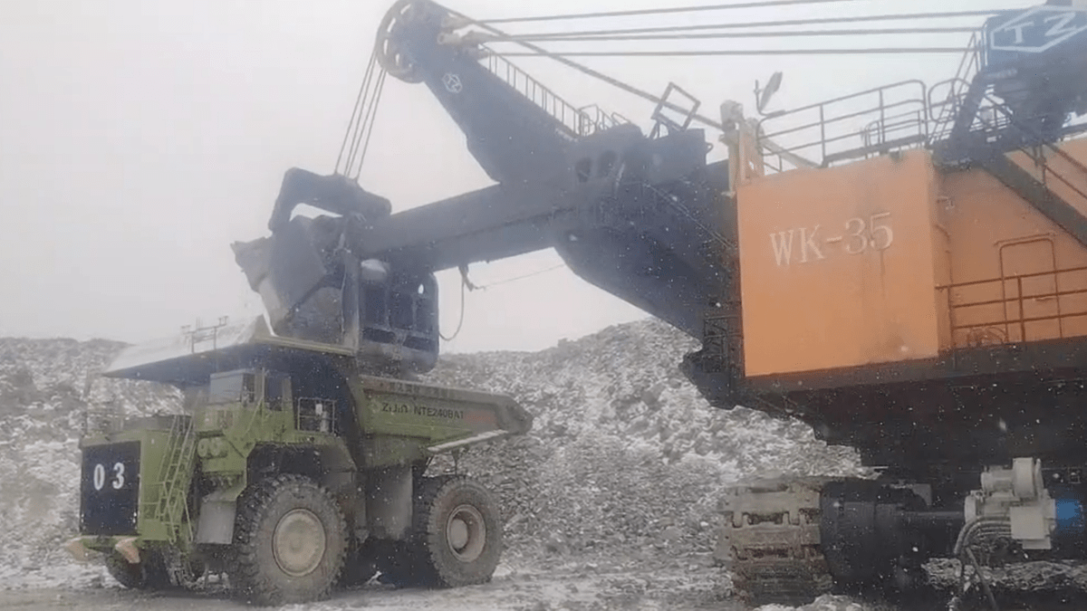 im_mining's tweet photo. China's #BuilderX is helping revolutionise Chinese mining with intelligent solutions, in its case enabling #remotecontrol #miningshovels via its Tele+AI Operation System which has been installed on both hydraulic &amp; rope shovels at many world-class mines https://t.co/L1eapPD0oL https://t.co/JTc7VvPTXk