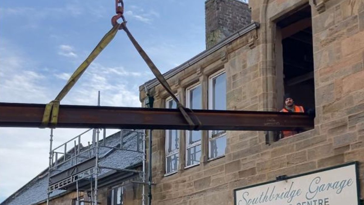 ScotlooScotbox's tweet image. Scotloo&apos;s fleet of HIAB vehicles just SMASHED another job. The stakes were HIGH and the margin for error, non-existent!
But Alan, with his expert precision and unwavering nerve, handled the task like a CHAMPION. 

#Construction #SiteSolutions #HiabHire #HiabHeros #Scotland