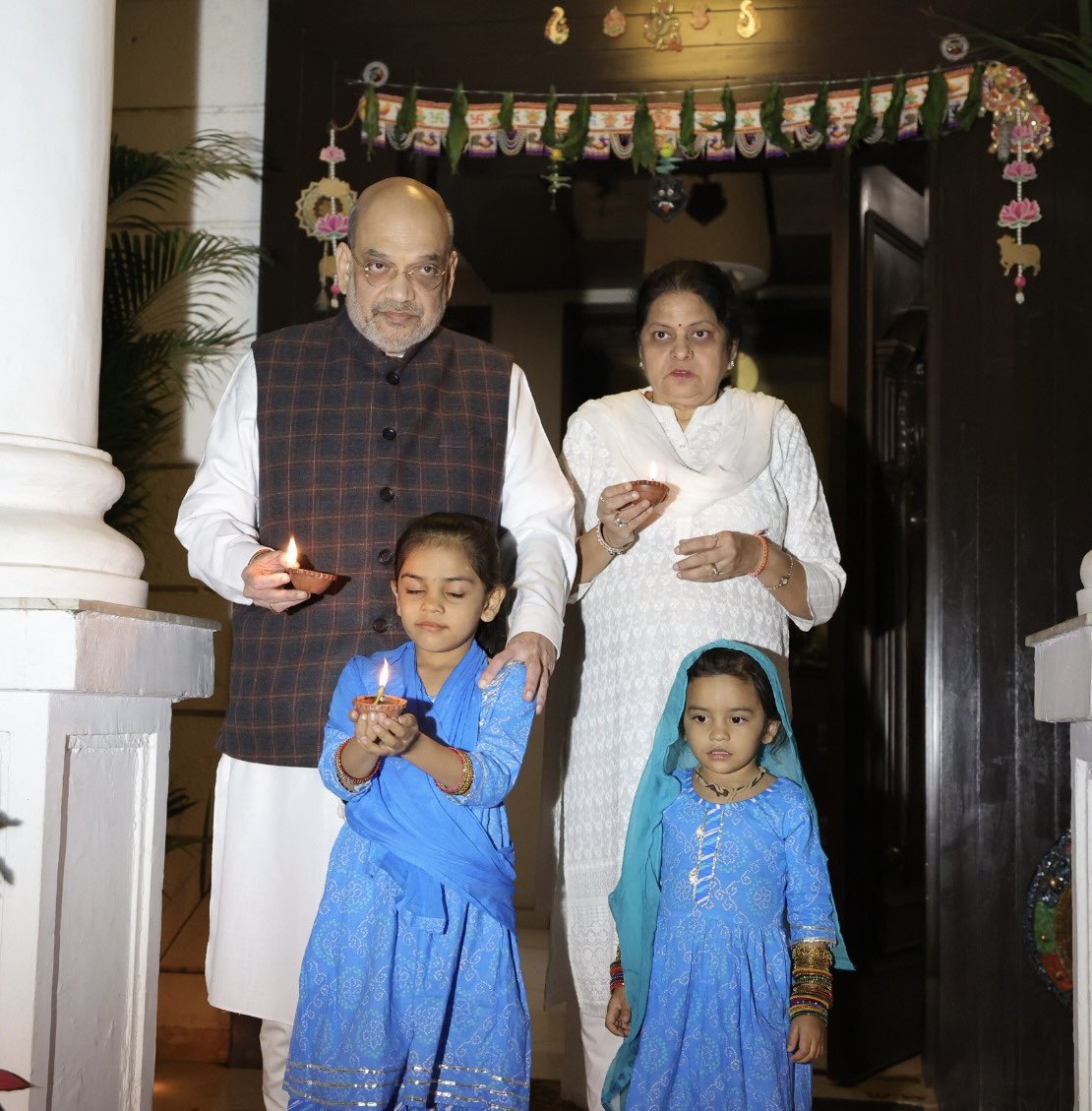 AmitShah's tweet photo. आज श्री राम लला के अपने भव्य मंदिर में आगमन पर पूरा भारत राममय है।

प्रधानमंत्री श्री @narendramodi जी क��� आग्रह पर पूरा देश रामज्योति प्रज्वलित कर दीपावली मना रहा है।

मैंने भी प्रभु श्रीराम के आगमन पर अपने परिवार के साथ दीप प्रज्वलित किए। #RamJyoti https://t.co/LGVlpIjMBo