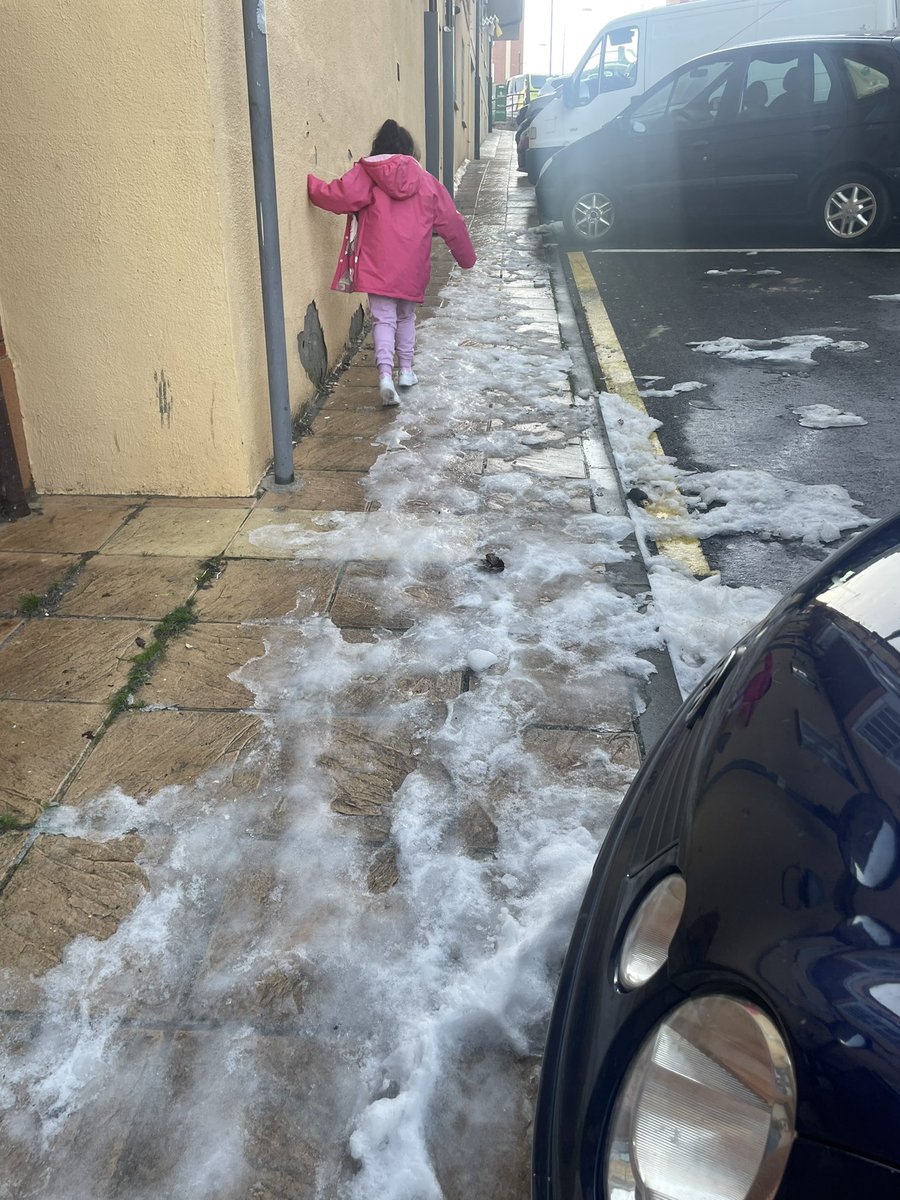 KatyMM87's tweet photo. Una vergüenza que cada vez que nieve tengamos la calle santísima Trinidad así com personas mayor y niños y aquí no pasan nadie tirando sal encima la bajada que es @Ayto_Soria https://t.co/cUJFN1guMj