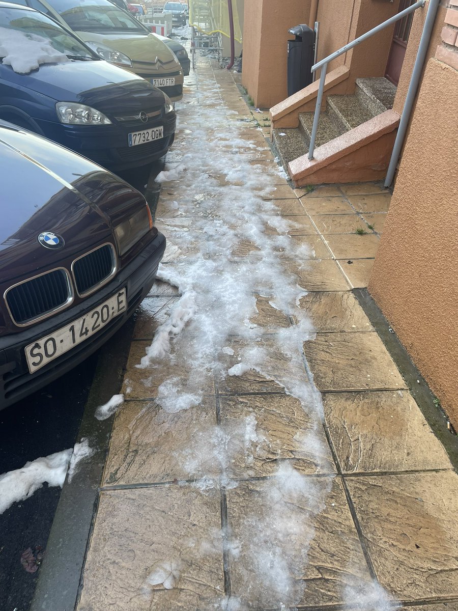 KatyMM87's tweet photo. Una vergüenza que cada vez que nieve tengamos la calle santísima Trinidad así com personas mayor y niños y aquí no pasan nadie tirando sal encima la bajada que es @Ayto_Soria https://t.co/cUJFN1guMj