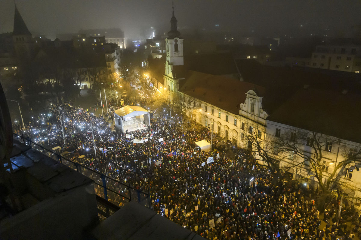 DaveDuricky's tweet photo. I'm not usually one that comments here and likely this will get lost here on X. I'm quite disappointed in all of you who is constantly calling propaganda out and then throwing all people of Slovakia to one pile while ignoring the protest against Fico. #slovakia #fico #Ukraine https://t.co/MFXUwKltho