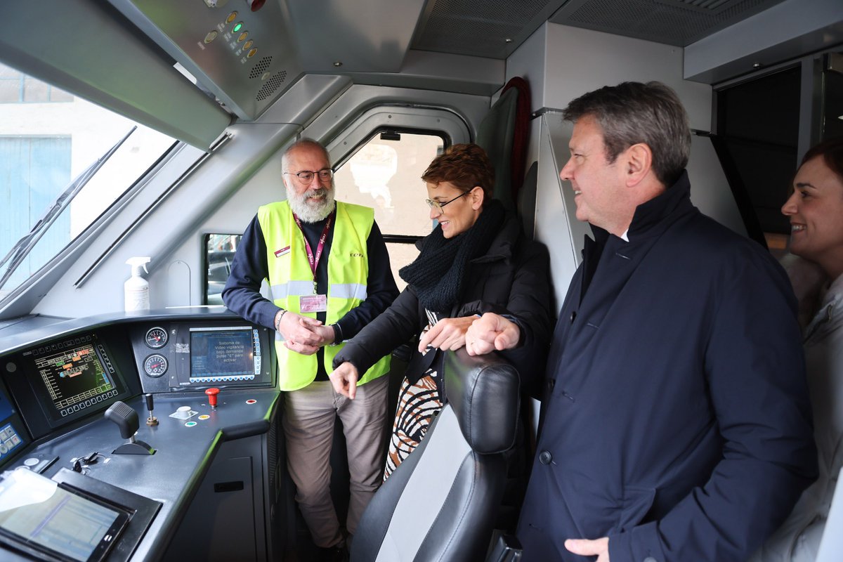 transportesgob's tweet photo. El secretario de Estado, @jasantano, ha presentado en Navarra el tren #Civia que empezará a circular mañana entre #Pamplona y #Zaragoza sustituyendo al tren de serie 470.
🧳 Aumenta la capacidad a 600 viajeros.
♿️ Son accesibles.
Más información⤵️
https://t.co/TBOBQ02h05 https://t.co/4JKek9wmPr