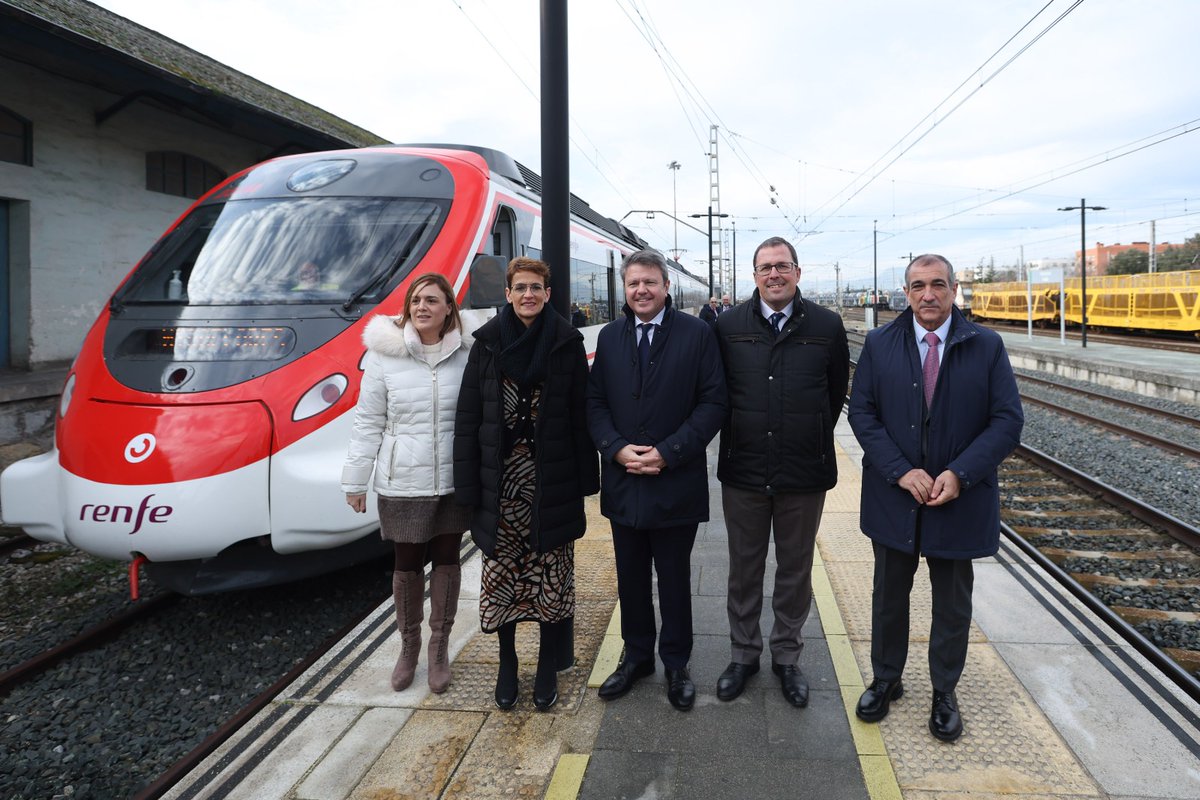 transportesgob's tweet photo. El secretario de Estado, @jasantano, ha presentado en Navarra el tren #Civia que empezará a circular mañana entre #Pamplona y #Zaragoza sustituyendo al tren de serie 470.
🧳 Aumenta la capacidad a 600 viajeros.
♿️ Son accesibles.
Más información⤵️
https://t.co/TBOBQ02h05 https://t.co/4JKek9wmPr