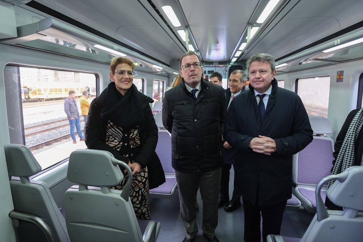 transportesgob's tweet photo. El secretario de Estado, @jasantano, ha presentado en Navarra el tren #Civia que empezará a circular mañana entre #Pamplona y #Zaragoza sustituyendo al tren de serie 470.
🧳 Aumenta la capacidad a 600 viajeros.
♿️ Son accesibles.
Más información⤵️
https://t.co/TBOBQ02h05 https://t.co/4JKek9wmPr