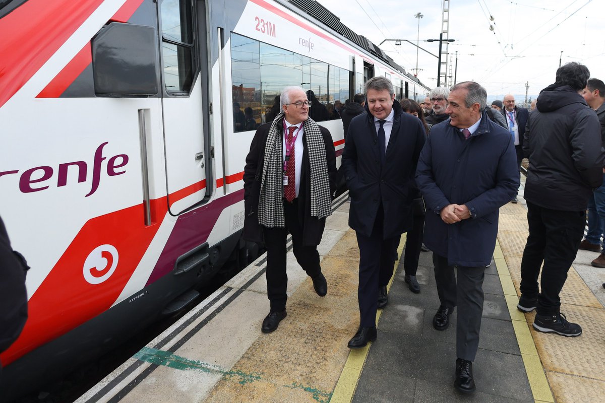 transportesgob's tweet photo. El secretario de Estado, @jasantano, ha presentado en Navarra el tren #Civia que empezará a circular mañana entre #Pamplona y #Zaragoza sustituyendo al tren de serie 470.
🧳 Aumenta la capacidad a 600 viajeros.
♿️ Son accesibles.
Más información⤵️
https://t.co/TBOBQ02h05 https://t.co/4JKek9wmPr