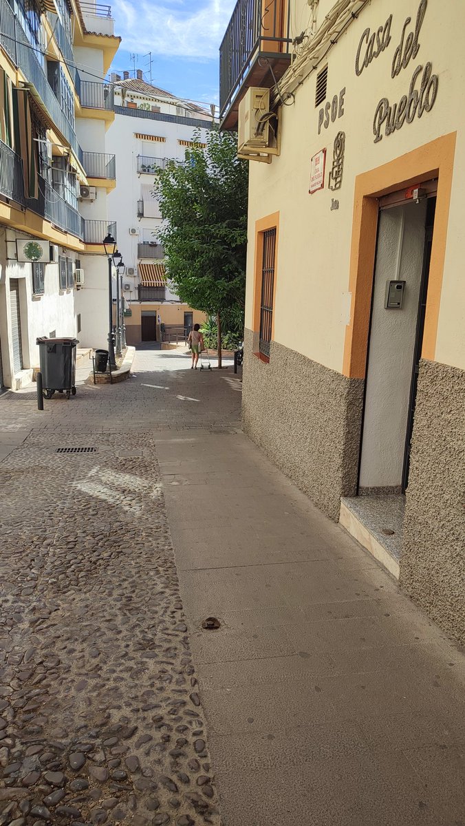 Lleva unos meses en la calle San Andrés,por no decir desde la anterior alcaldía, que alguien lo destrozó, quedándose ese trozo para el peligro de la genteYa se han tropezado y caído varía personas. Solo queremos que lo quiten si no pueden arreglarlo. <a href="/LosaValdivielso/">Antonio Losa Valdivielso</a> <a href="/AytoJaen/">Ayuntamiento de Jaén</a>